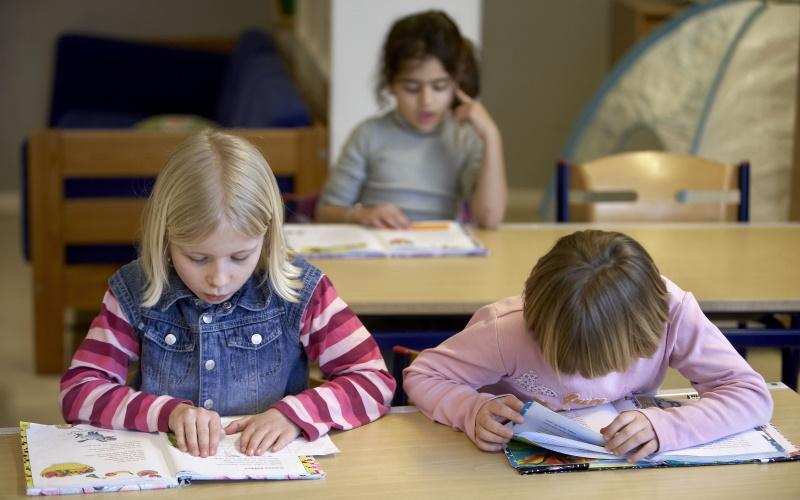To piger sidder i skolen