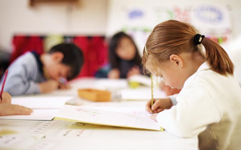 Billede af børn i skolen
