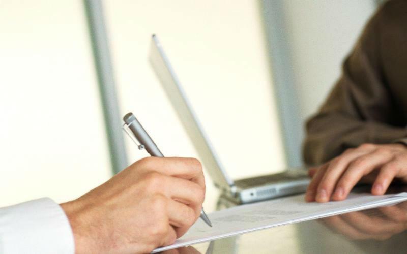 Person skriver på papi