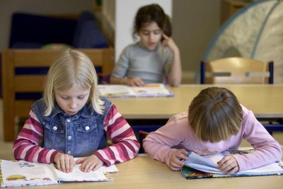 To piger sidder i skolen