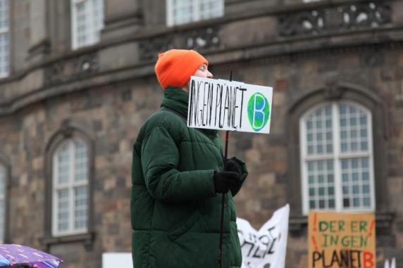 Barn med skilt til klimademostration