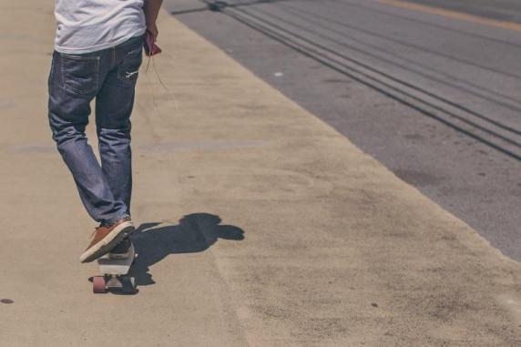 Billede af mands ben på skateboard